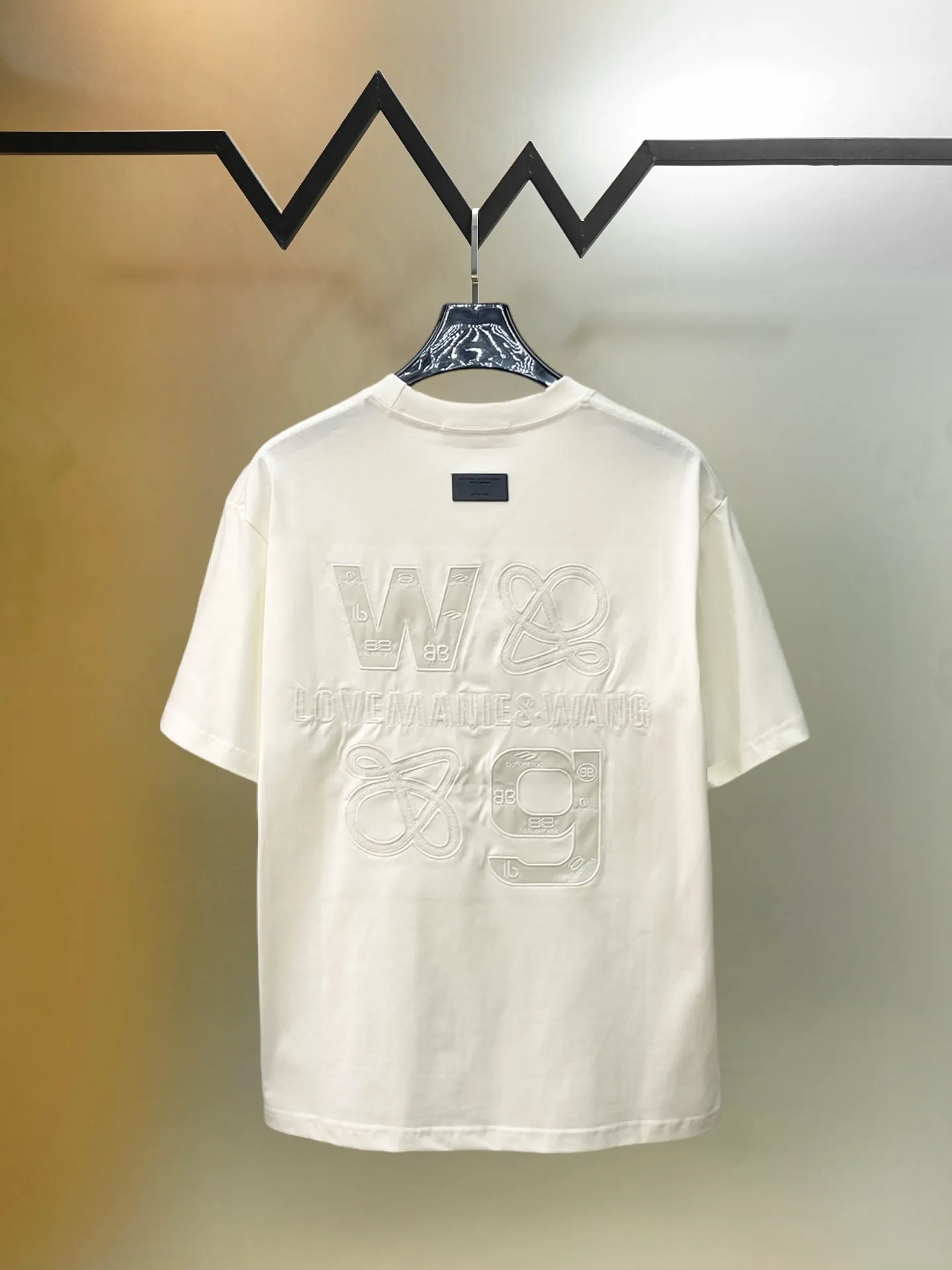 Balenciaga's high-end top-quality products 🐮2026 Spring and Summer New Arrival first counter, the latest New Arrival short-sleeved round neck T-shirt, Premium customized design, avant-garde and fashionable! Brand logo heavy craftsmanship design Premium customized 260g fabric. Soft to the touch. Comfortable to wear. Counter-level exquisite stitching. Fine workmanship. The upper body effect is incomparably handsome! A must-have item for men and women with the same style! Sizes: S~XXL When placing an order, please state your height and weight. The maximum wearing size is 210 pounds (one size larger)